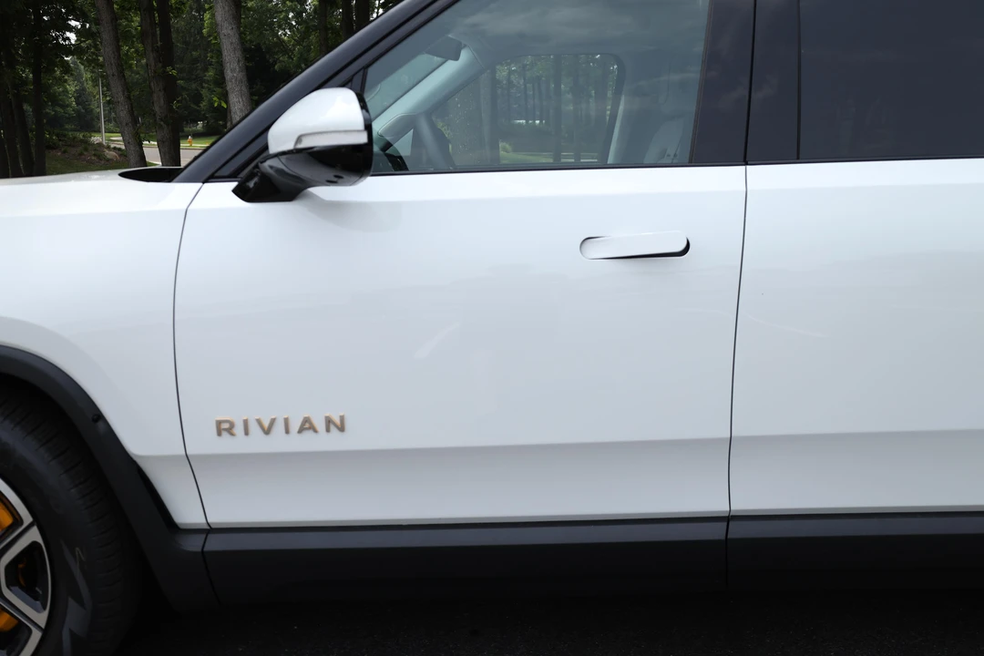 2023 Rivian R1S - Image 16 of 31