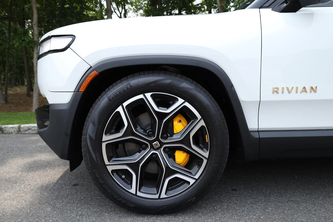 2023 Rivian R1S - Image 17 of 31