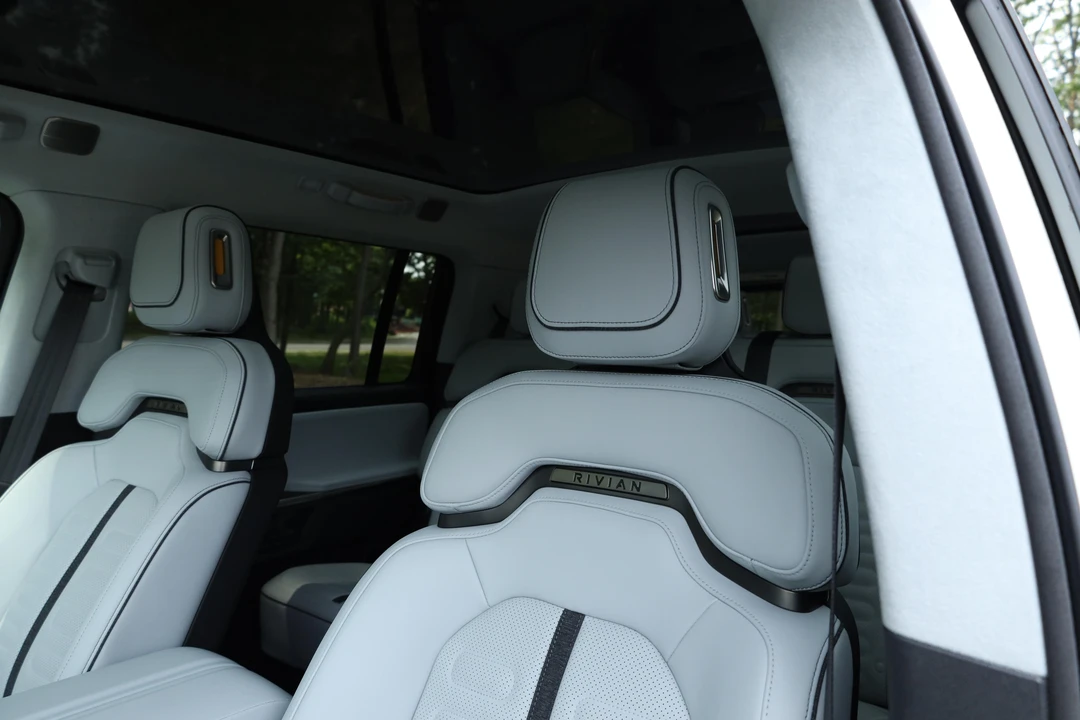 2023 Rivian R1S - Image 25 of 31