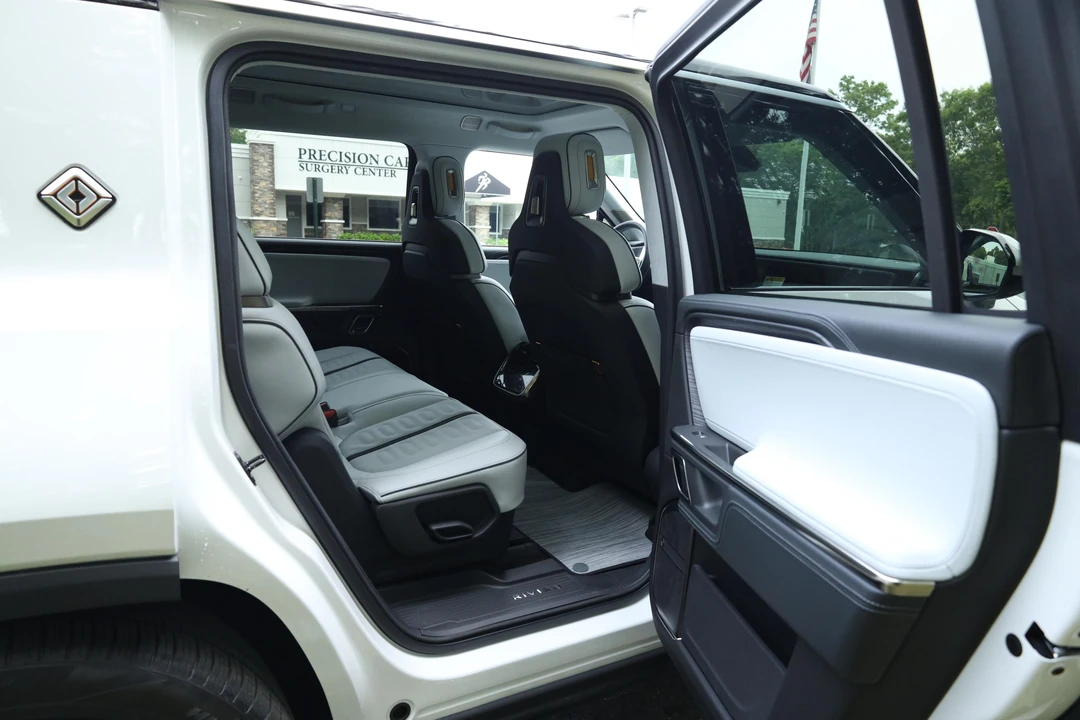 2023 Rivian R1S - Image 29 of 31