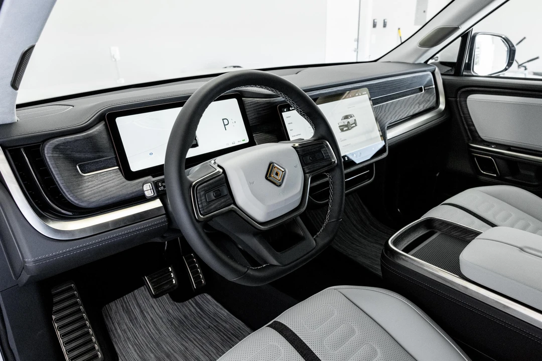 2023 Rivian R1S - Image 26 of 31