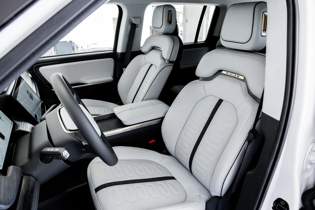 2023 Rivian R1S - Image 27 of 31