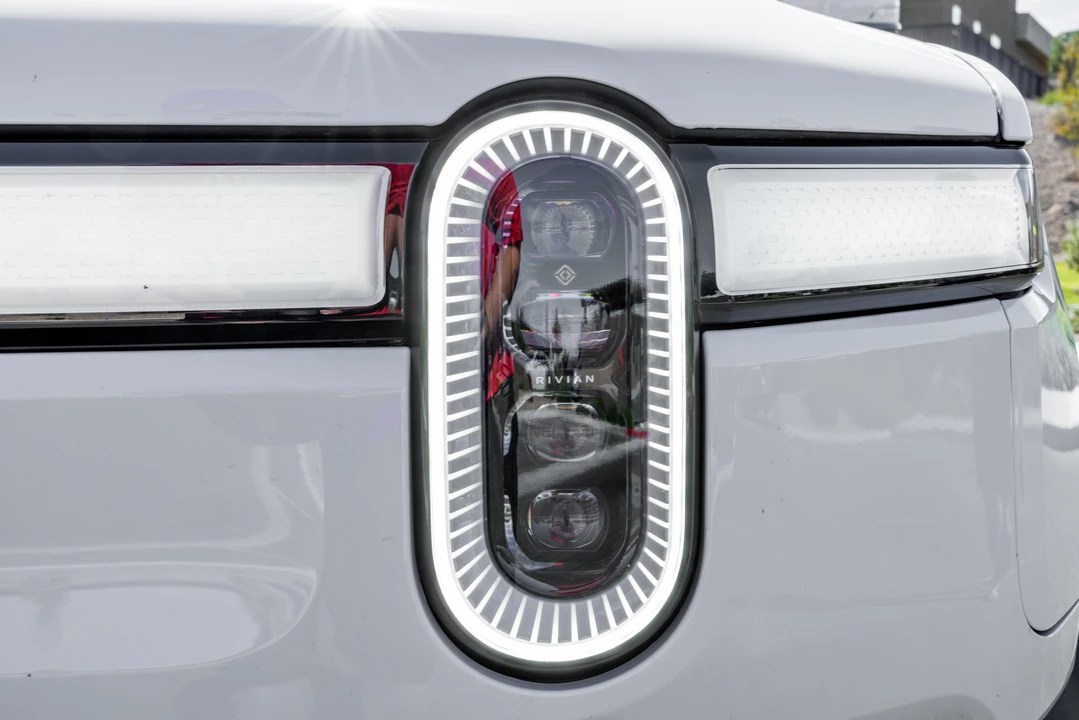2023 Rivian R1S - Image 13 of 31