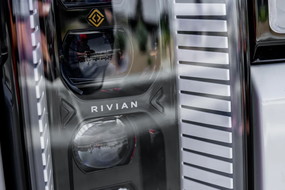 2023 Rivian R1S - Image 14 of 31