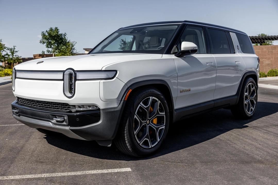 2023 Rivian R1S - Image 9 of 31