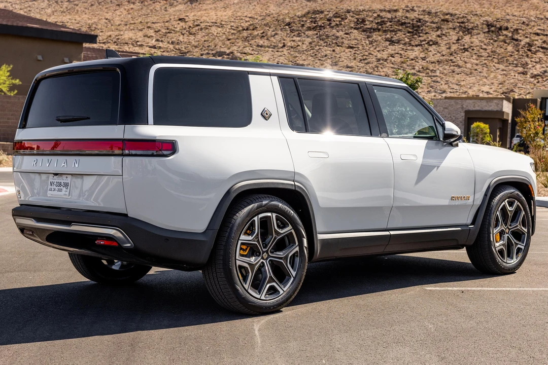 2023 Rivian R1S - Image 4 of 31