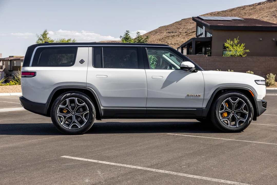 2023 Rivian R1S - Image 11 of 31