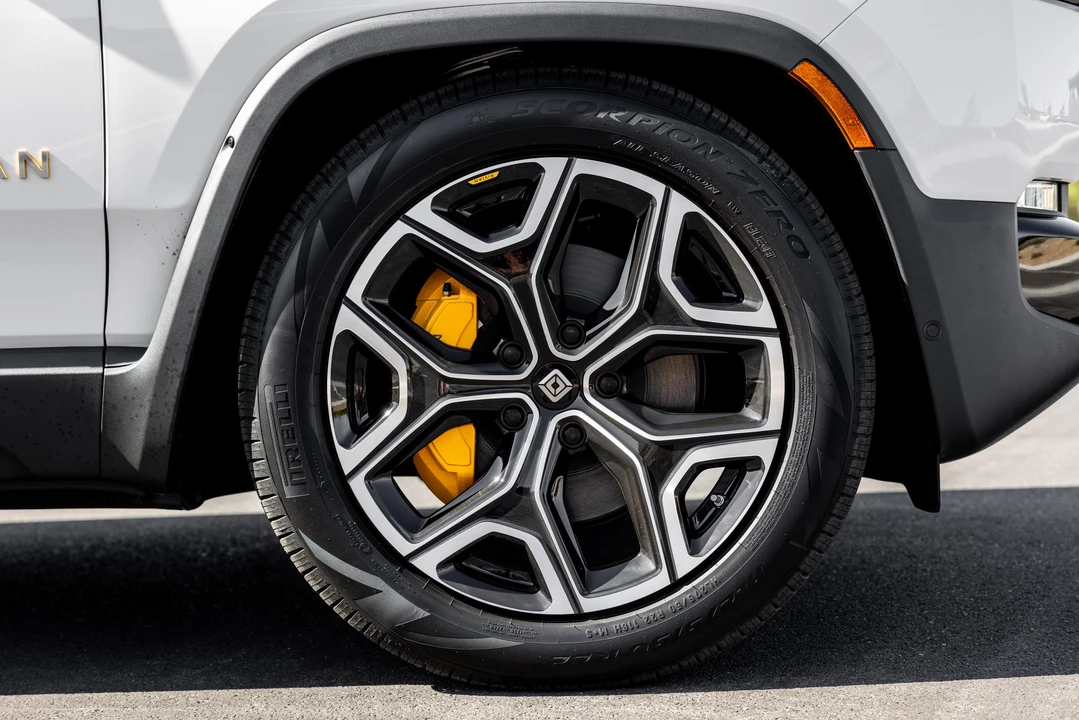 2023 Rivian R1S - Image 25 of 31