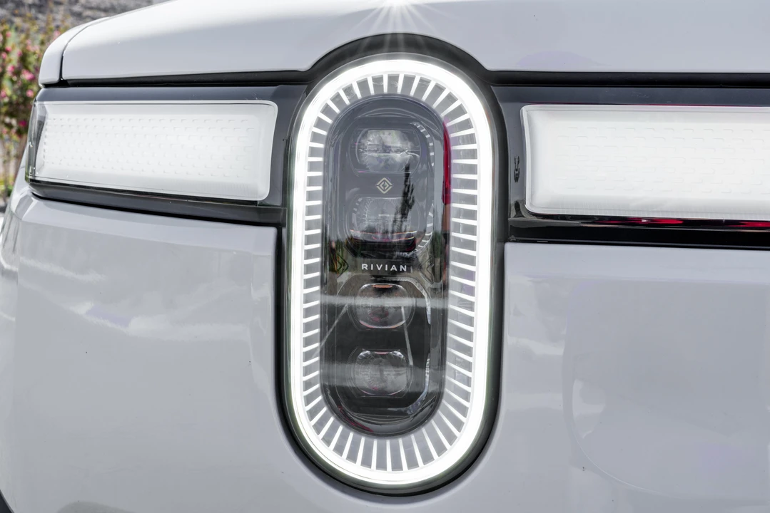 2023 Rivian R1S - Image 12 of 31