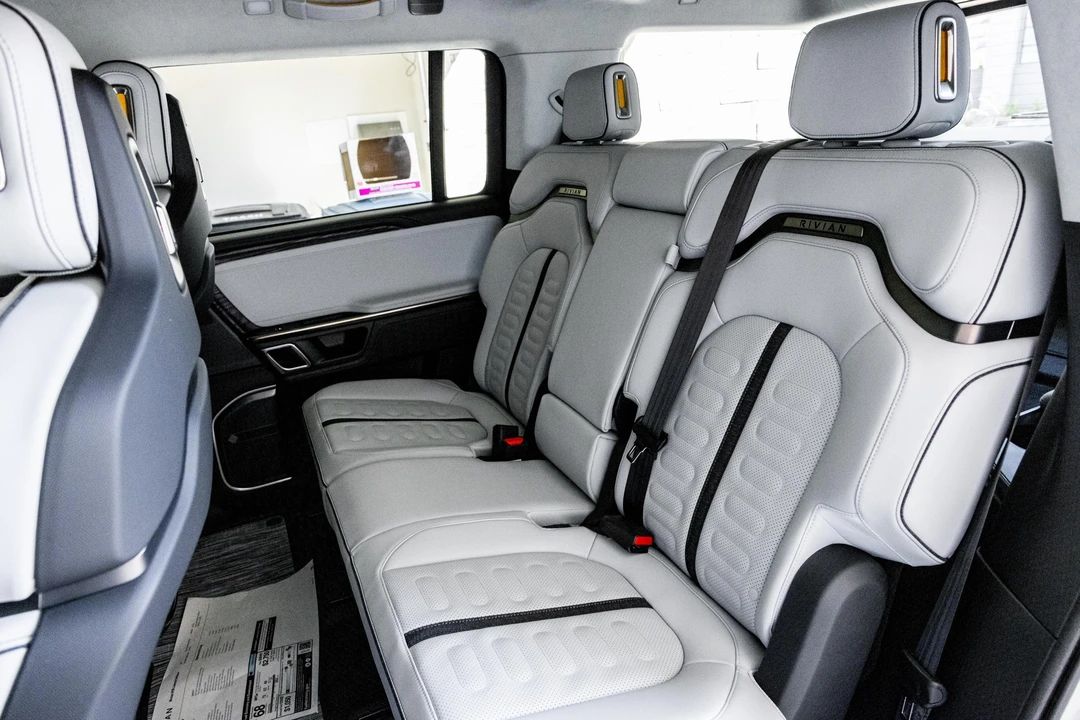 2023 Rivian R1S - Image 28 of 31