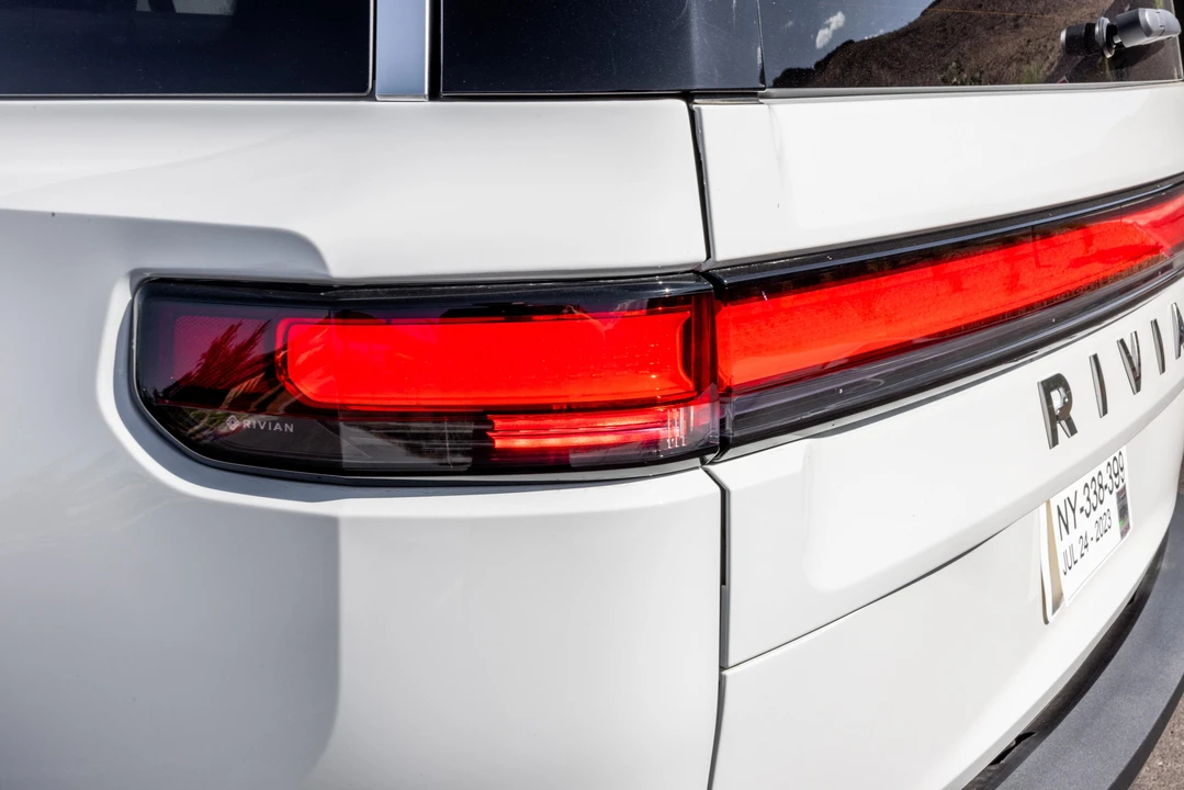 2023 Rivian R1S - Image 18 of 31