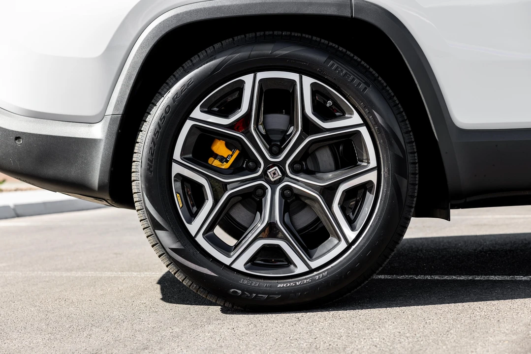 2023 Rivian R1S - Image 24 of 31