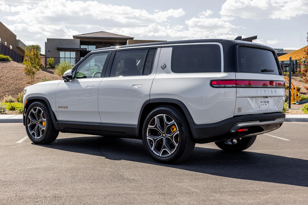 2023 Rivian R1S - Image 10 of 31