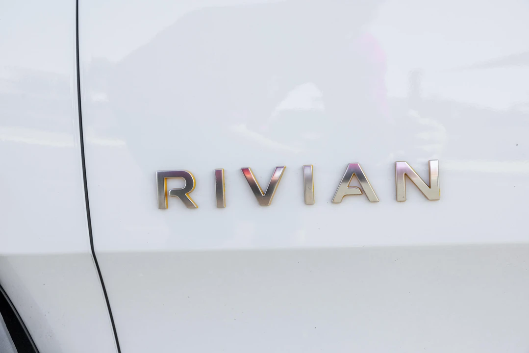 2023 Rivian R1S - Image 16 of 31