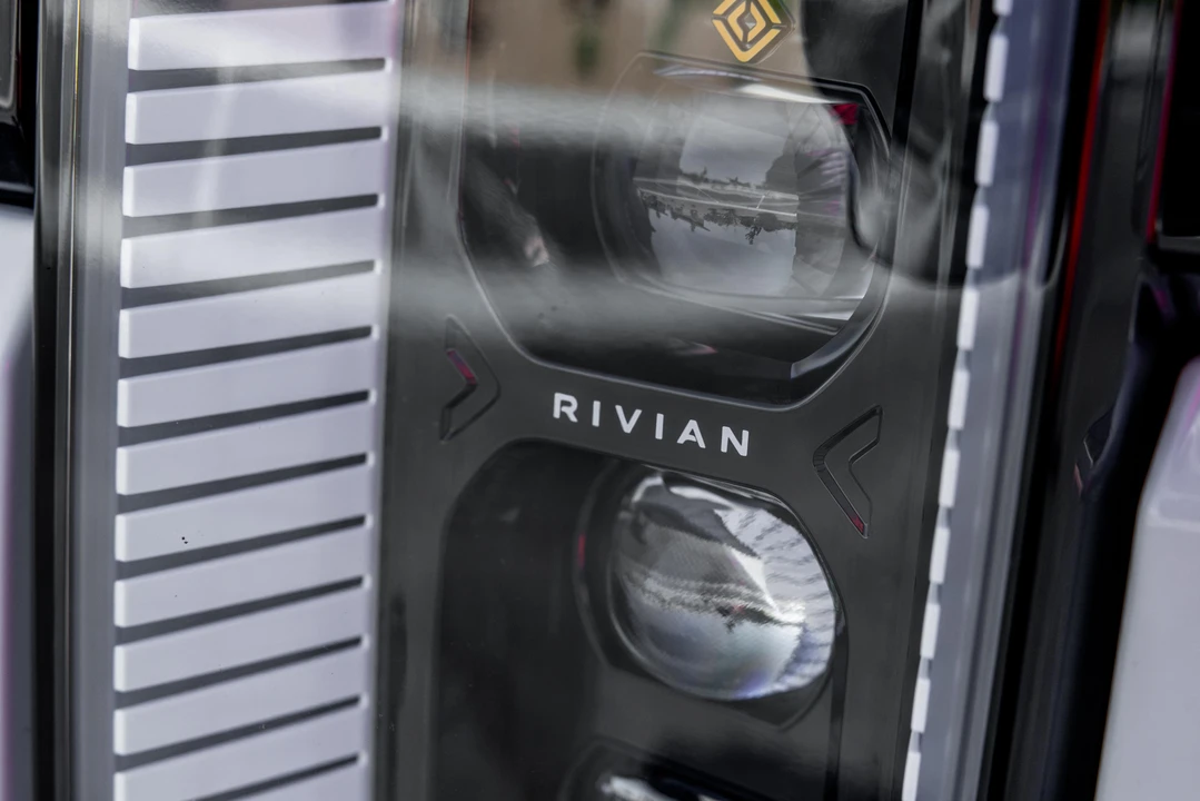 2023 Rivian R1S - Image 15 of 31