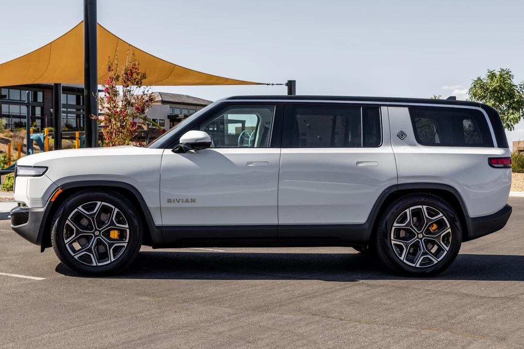 2023 Rivian R1S - Image 3 of 31