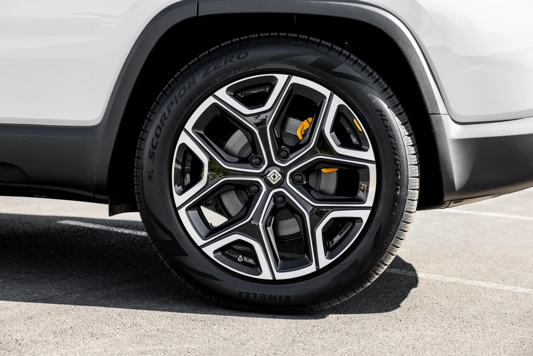 2023 Rivian R1S - Image 23 of 31
