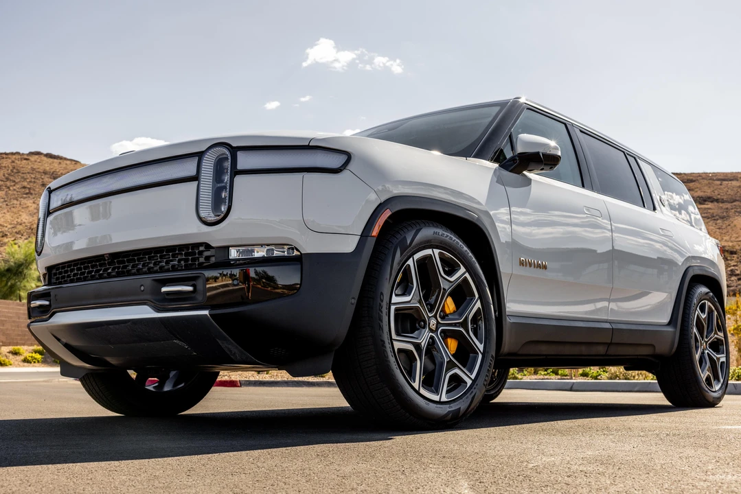 2023 Rivian R1S - Image 8 of 31