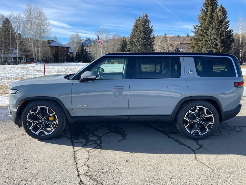 2023 Rivian R1S - Image 12 of 31