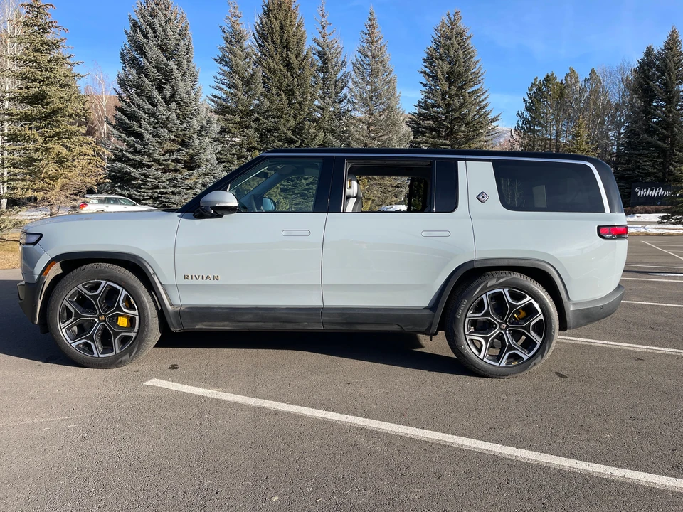 2023 Rivian R1S - Image 15 of 31