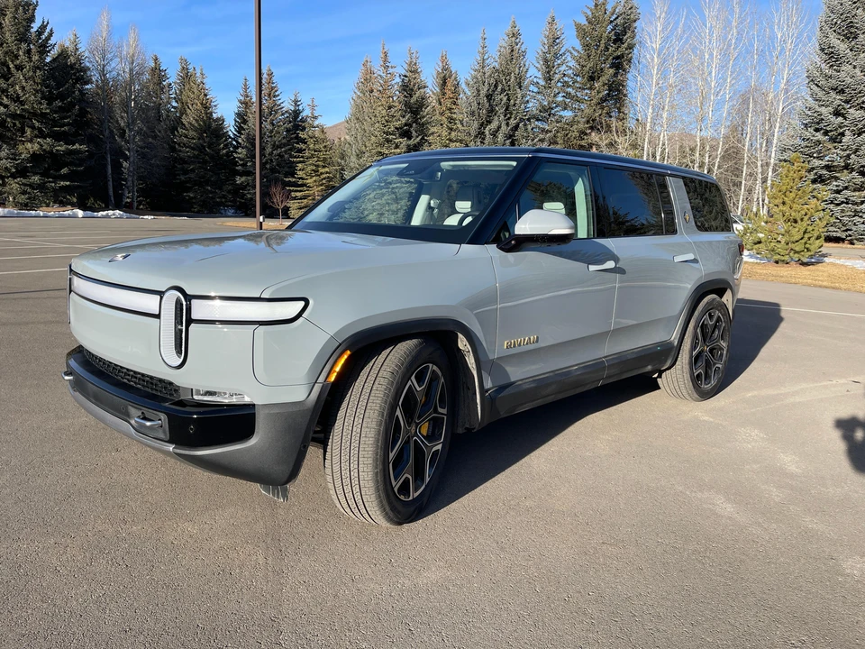 2023 Rivian R1S - Image 10 of 31