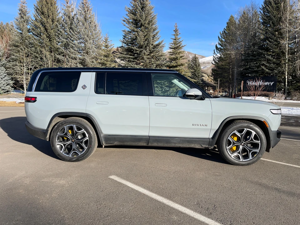 2023 Rivian R1S - Image 22 of 31