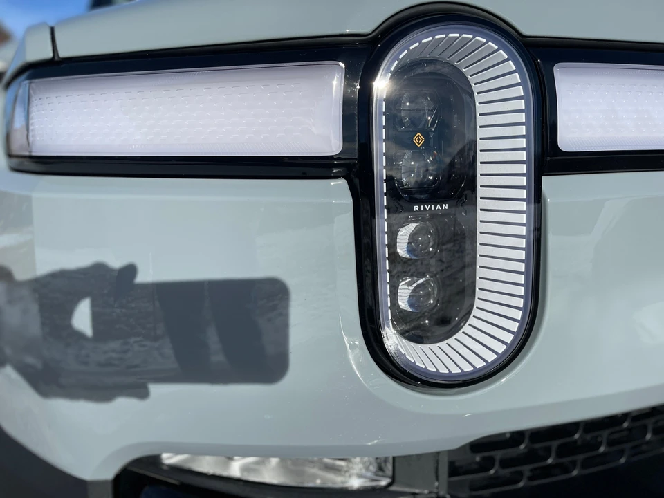 2023 Rivian R1S - Image 25 of 31