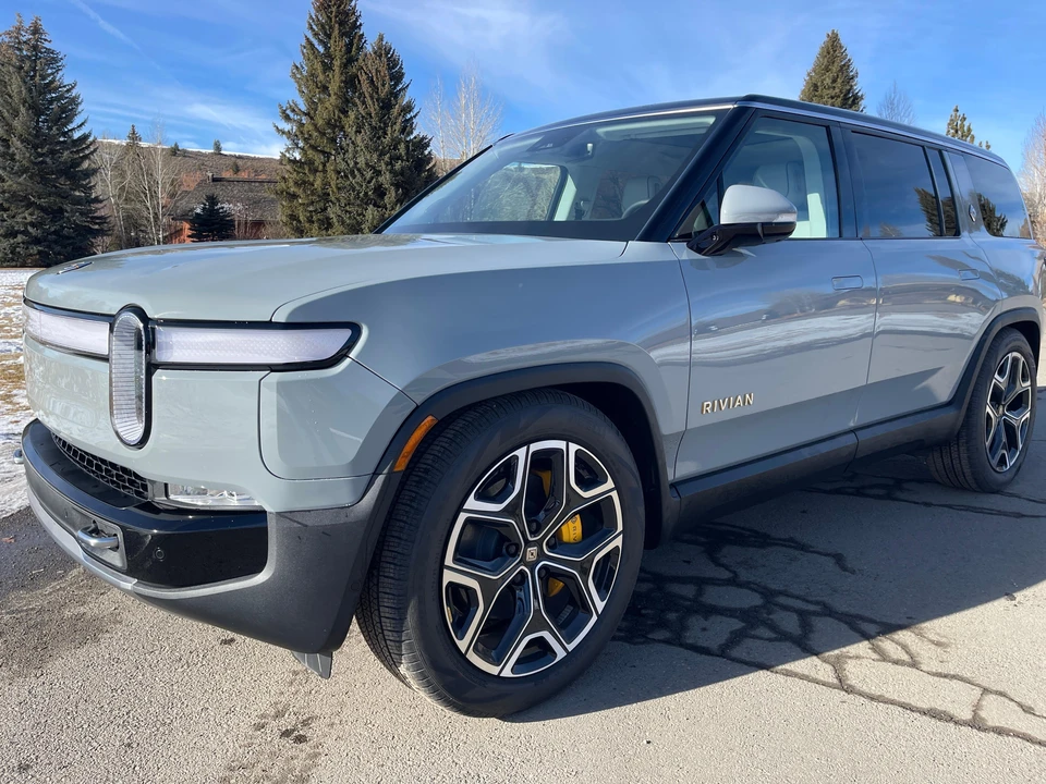 2023 Rivian R1S - Image 9 of 31
