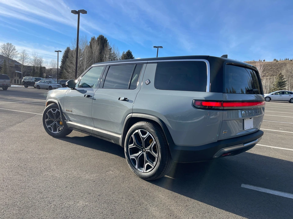 2023 Rivian R1S - Image 18 of 31