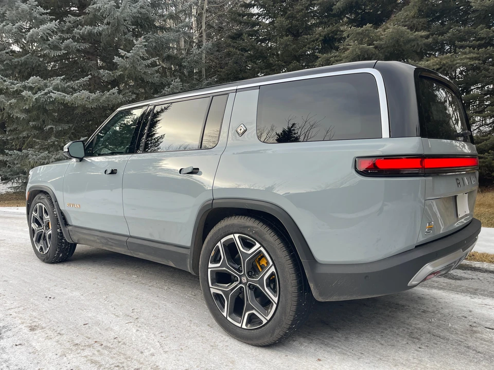 2023 Rivian R1S - Image 17 of 31