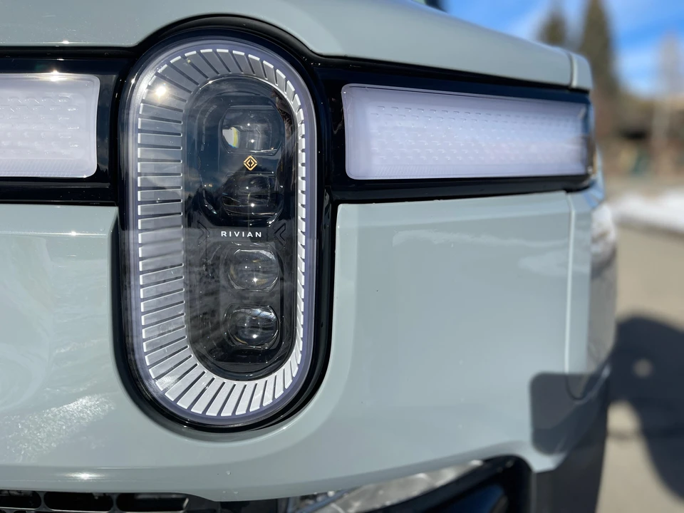 2023 Rivian R1S - Image 26 of 31
