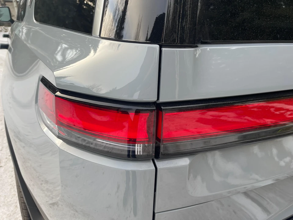 2023 Rivian R1S - Image 28 of 31