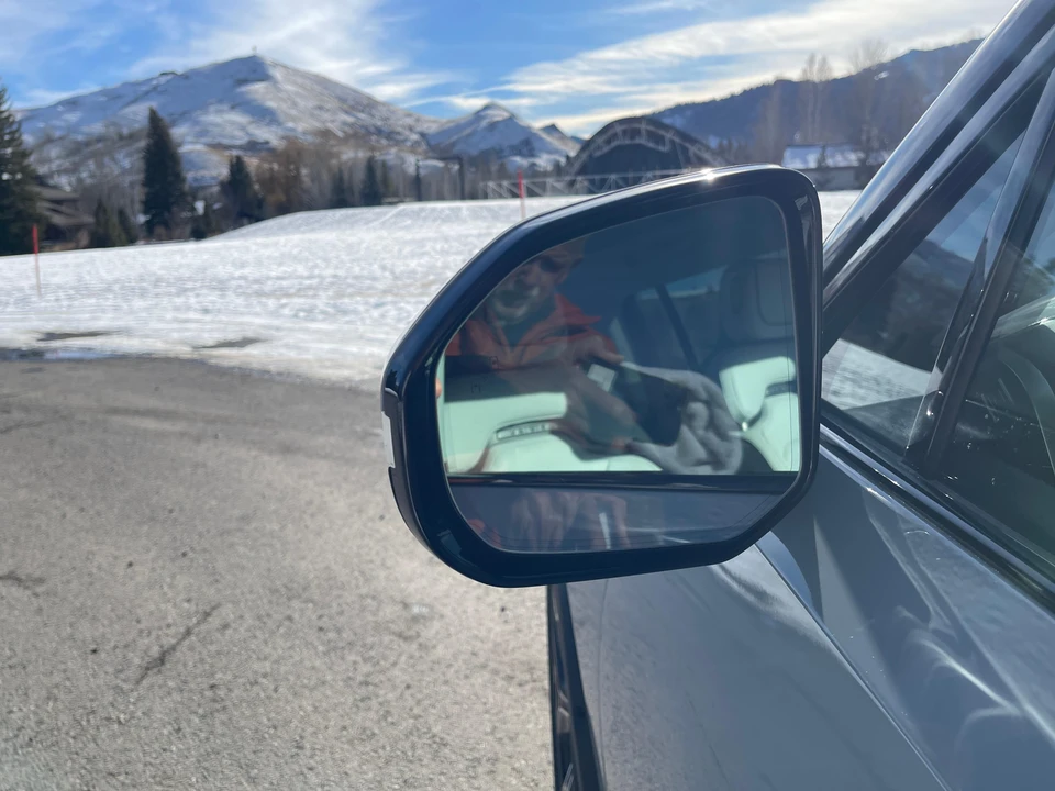 2023 Rivian R1S - Image 27 of 31