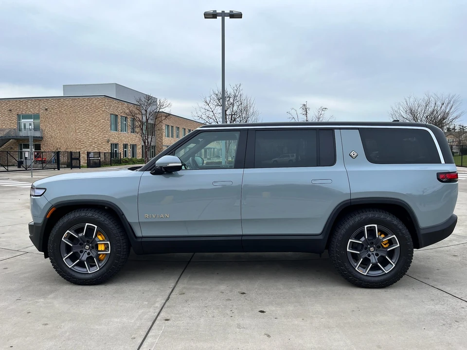 2023 Rivian R1S - Image 9 of 31