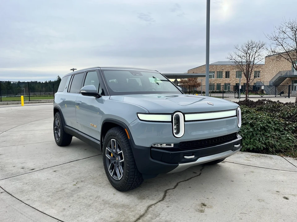 2023 Rivian R1S - Image 15 of 31