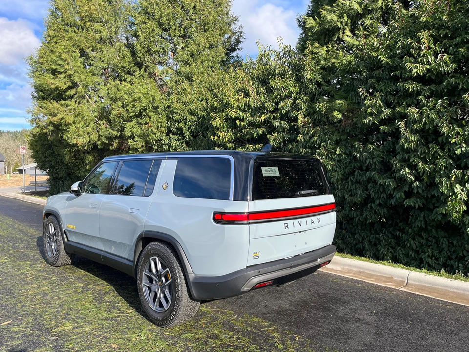 2023 Rivian R1S - Image 10 of 31