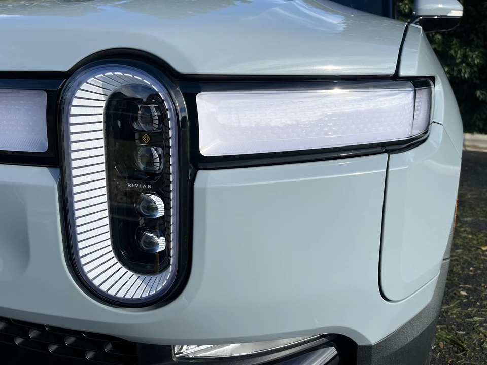 2023 Rivian R1S - Image 18 of 31