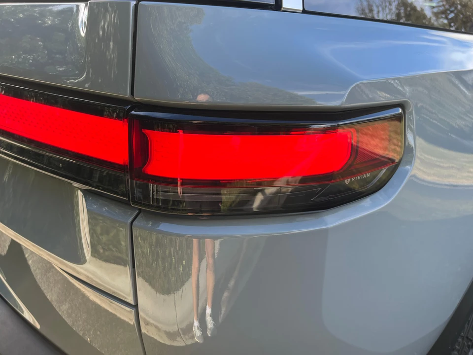 2023 Rivian R1S - Image 25 of 31