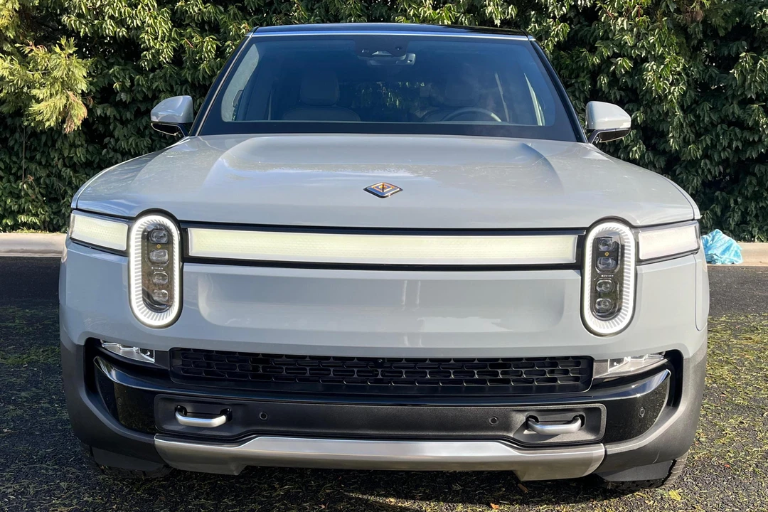 2023 Rivian R1S - Image 2 of 31