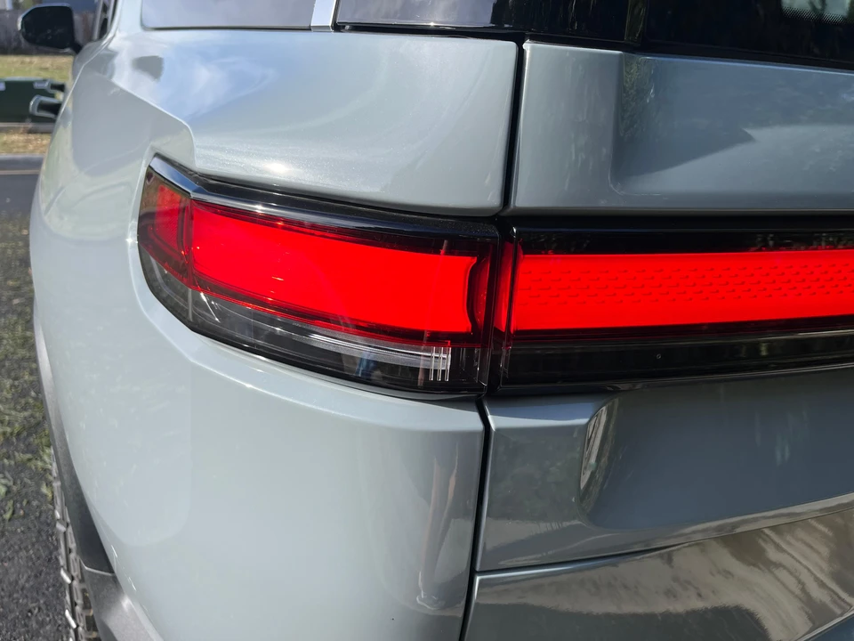 2023 Rivian R1S - Image 23 of 31