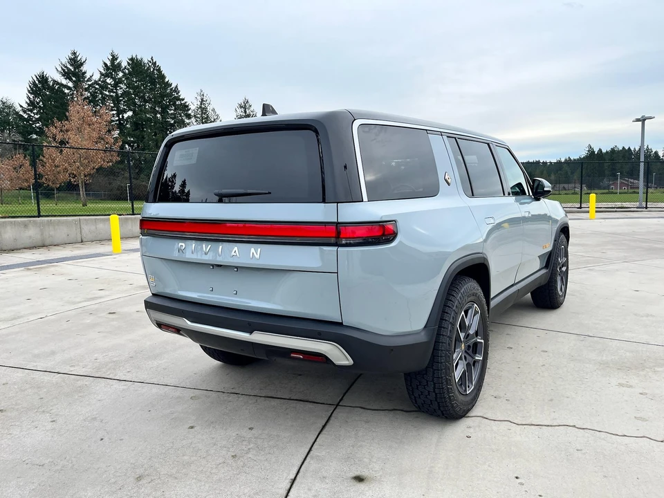 2023 Rivian R1S - Image 14 of 31