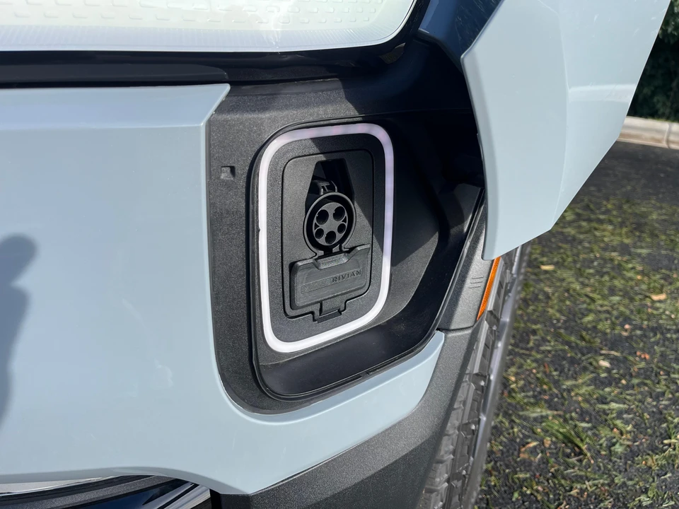 2023 Rivian R1S - Image 19 of 31