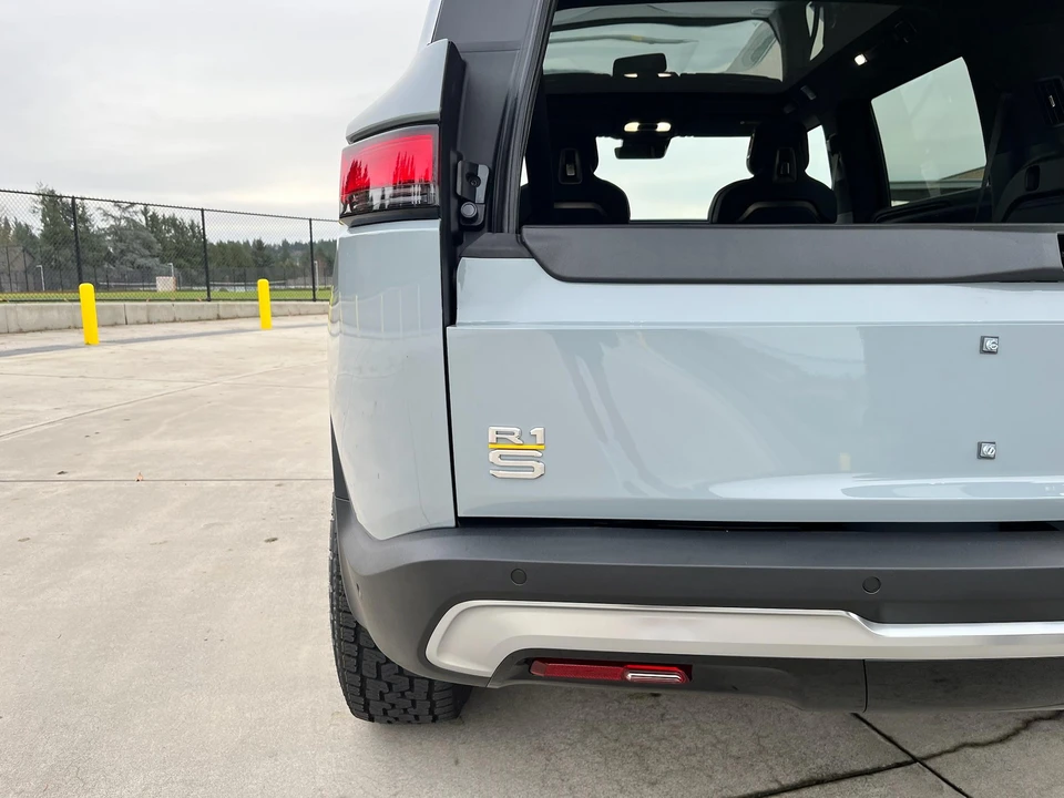 2023 Rivian R1S - Image 24 of 31