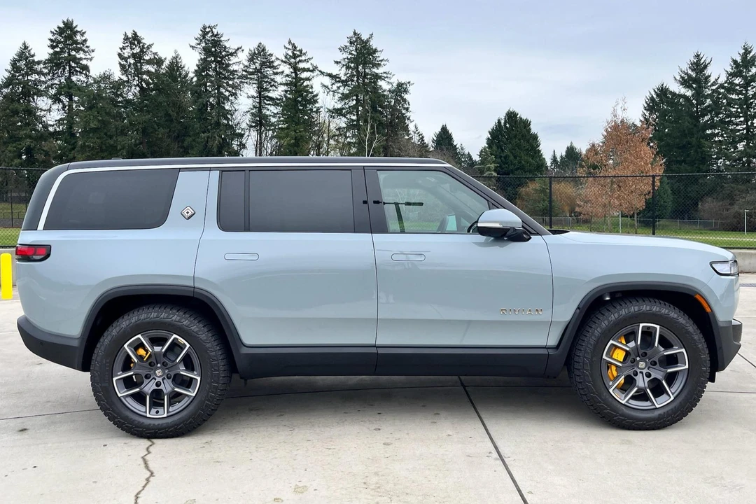 2023 Rivian R1S - Image 3 of 31