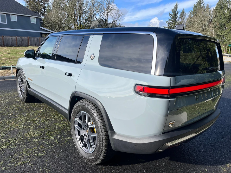 2023 Rivian R1S - Image 11 of 31