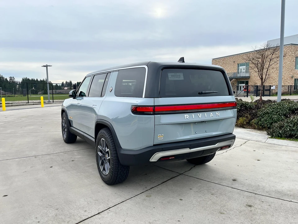 2023 Rivian R1S - Image 12 of 31