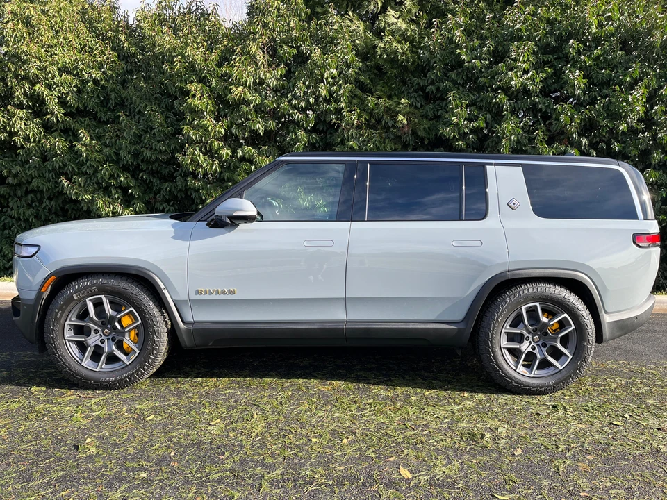 2023 Rivian R1S - Image 8 of 31