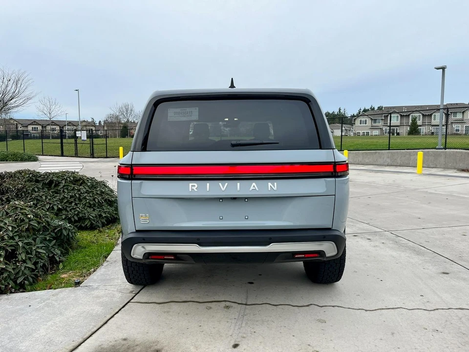 2023 Rivian R1S - Image 13 of 31