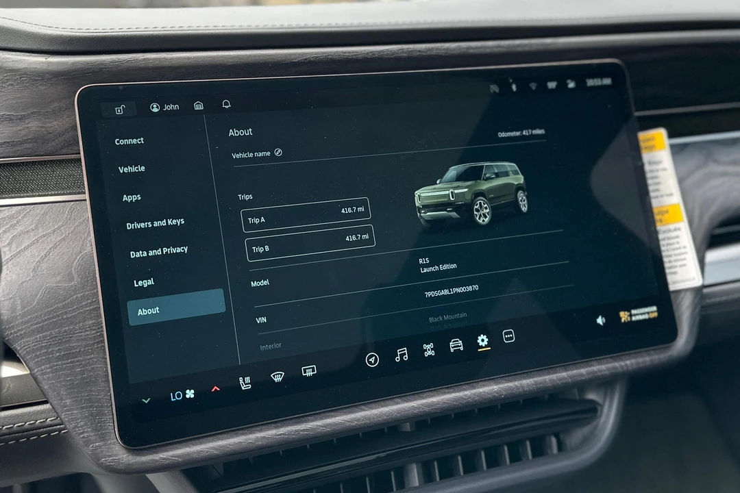 2023 Rivian R1S - Image 28 of 31