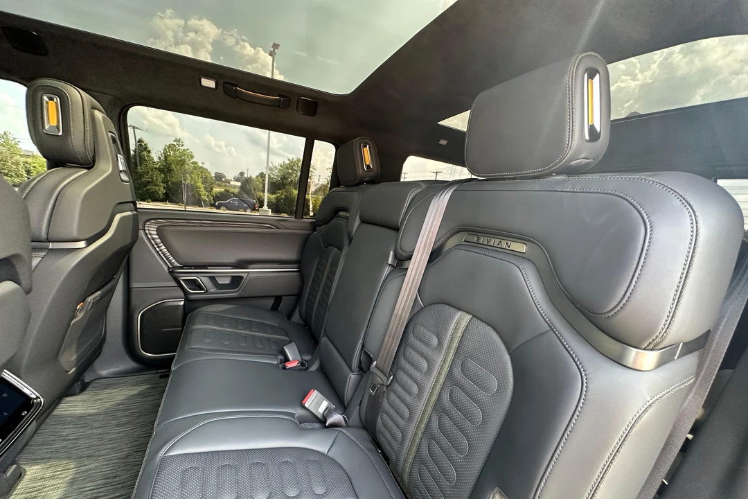 2023 Rivian R1S - Image 27 of 31